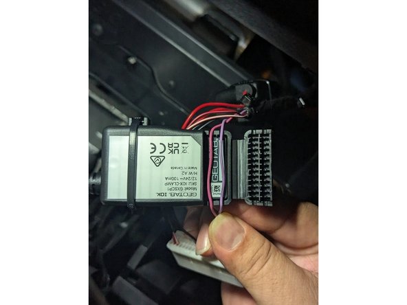 Open the clamp and insert both wires (Pin 4 = Pink and Pin 5 = Violet) into either of the device cavities. Ensure the wires are seated in the grooves of the clamp as shown.