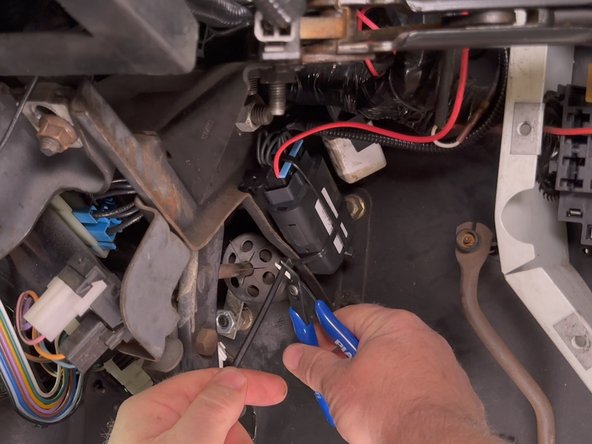 Secure the GO device to the vehicle using 2 cable ties.