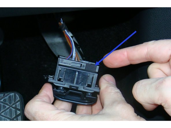 Slide open the Retaining Clip at the top of the Mounting Bracket, then remove the OBD-Port .