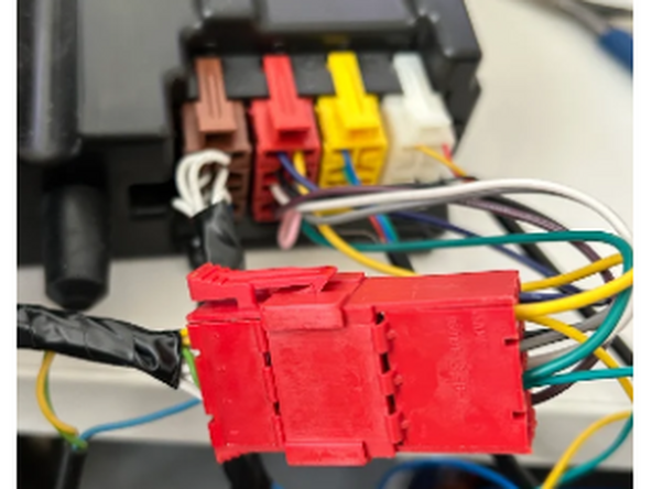 Connect the vehicle’s connector to the other red connector of HRN-URTACHO02-A