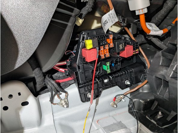 Important: Ensure that 20 AMP fuses are used to secure both circuits.