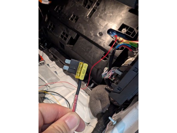 Important: Ensure that 20 AMP fuses are used to secure both circuits.