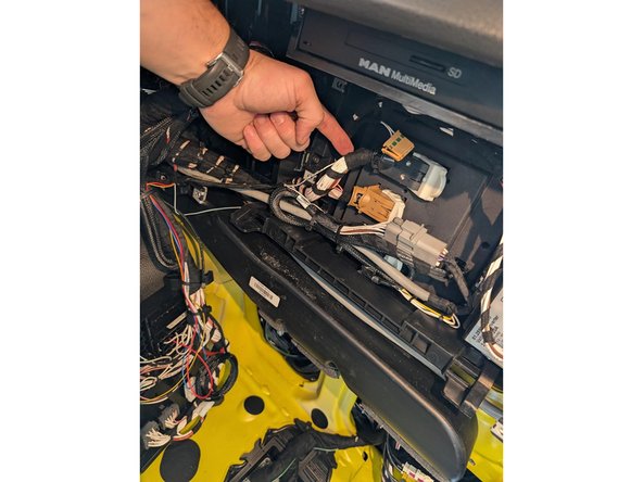 Connect the IOX-Clamp to the white wires (CAN High wire label 267, CAN Low wire label 268) of the top black connector.