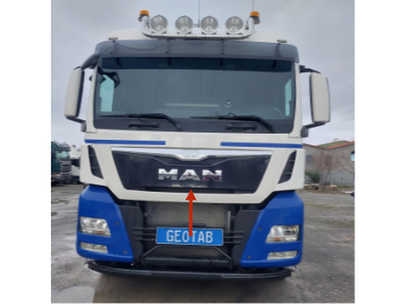 Open the engine bonnet. To unlock it, locate the lever in the center of the truck and pull it gently.