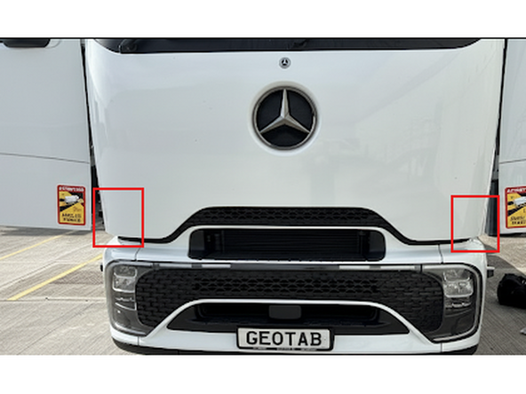 Carefully open both sides of the truck's engine bay by moving the lever as illustrated in the provided photographs.