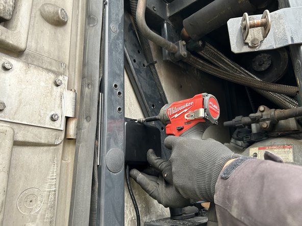 Mount the GO RUGGED and the IOX-COLD RUGGED devices using the screws included in the kit.