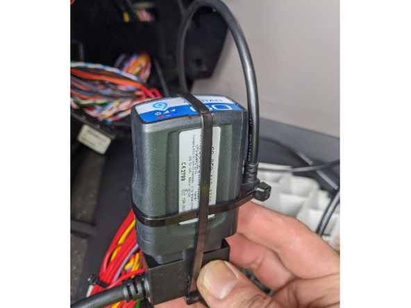 Link the IOX-Clamp to the Geotab device and secure it with a cable tie.