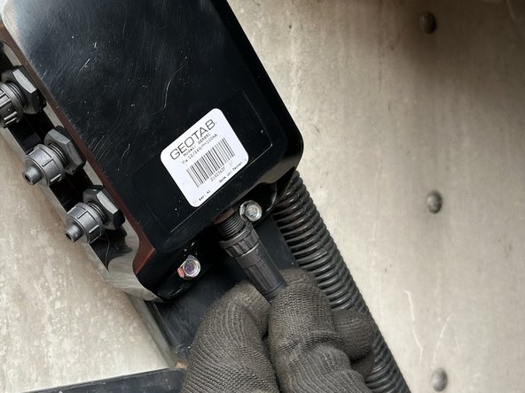 Connect the HRN-HBRPIOXEXT harness to the 4-pin jack on the side of the IOX-COLD RUGGED.