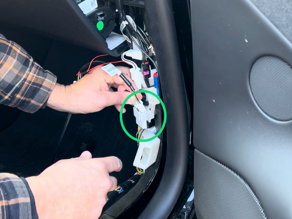 Plug the mating connector from HRN-CT10Y1 to the open OEM connector.