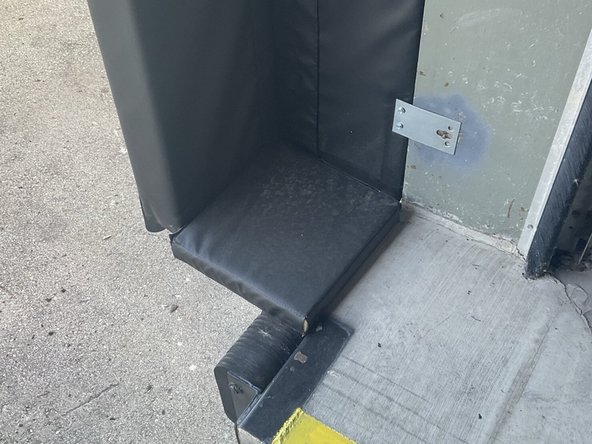 Attach the Draft pads by lining up the Velcro on the Draft Pads with the Velcro on the inside face of the Side Pad and Face Pad.