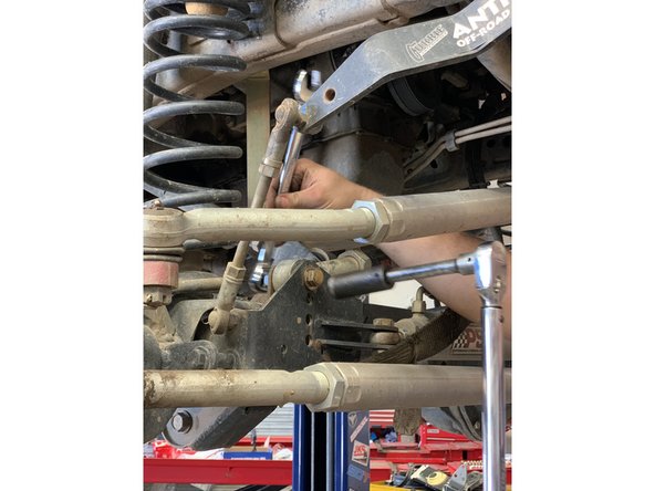 Torque to 130 lb-ft [175 Nm].