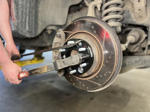 Ford Bronco/Ranger (M12 studs): Torque the lug nuts to 100 lb-ft [135 N-m].