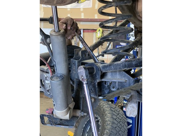 Torque to 130 lb-ft [175 Nm].