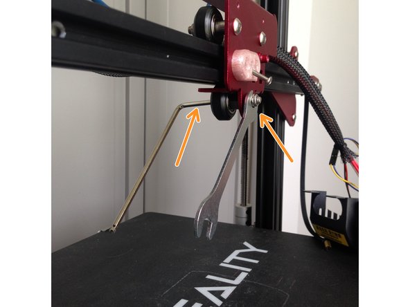 Utilisez la clé BTR de 3 mm et la clé de 8 mm pour serrer l'ecrou.