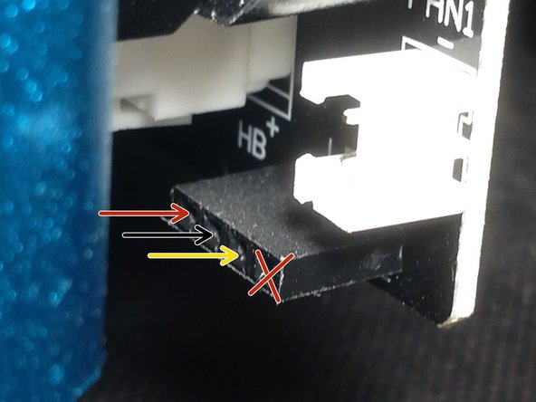 Attention, la broche de la LED comporte 4 pins, nous utilisons que 3 pins pour le capteur. Respectez bien les couleurs (Rouge/Noir/Jaune). Ne connectez rien sur le 4eme pin (celui qui est le plus vers vous)