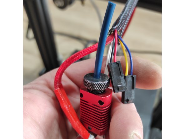 Inserez le bout de tube Capricorn dans la hotend en butée.