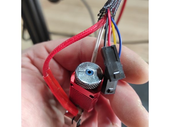 Coupez le tube avec un cutter au ras de la pièce moletée le tube.