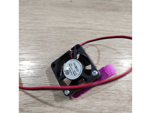 Installez la pièce d'interface ventilateur/turbine avec les 2 vis thermoplastique.