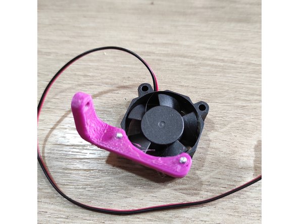 Vissez la pièce sur le support de hotend avec les 2 vis M3x20 mm