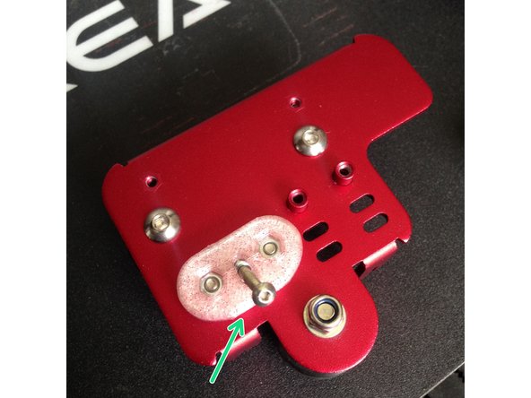 2 ecrous en facade et un derrière la pièce imprimée tenu par la vis du capteur.