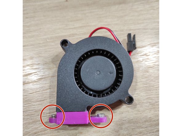 Collez les aimants sur le support du fanduct.