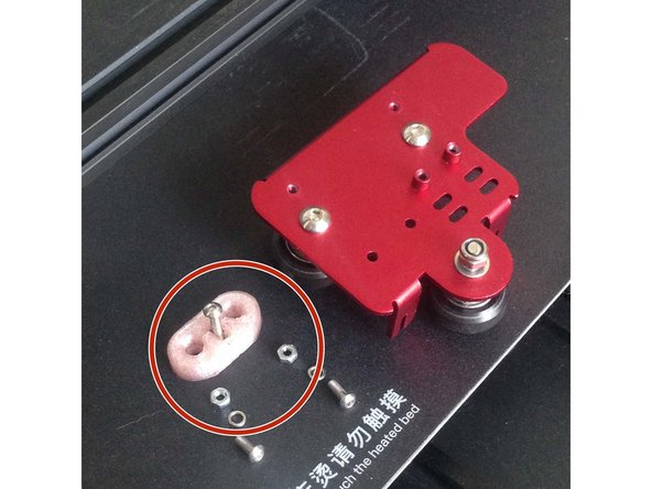 Inserez les 3 ecrous sur le support du TouchMI