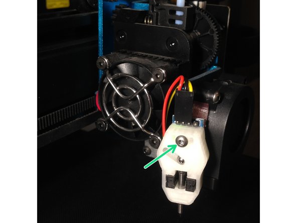 Serrez le capteur sur son support (vis M3x16mm fourni)