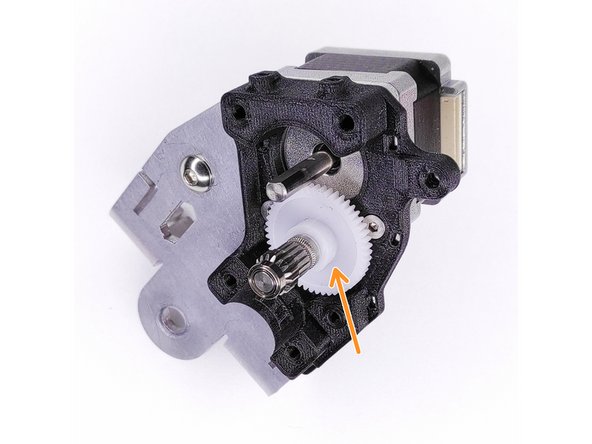 Placez le pignon blanc dans l'alesage de la pièce imprimée.