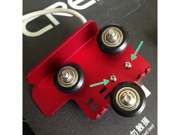 Desserez les vis du support de capteur. Gardez les 2 vis + les 2 rondelles