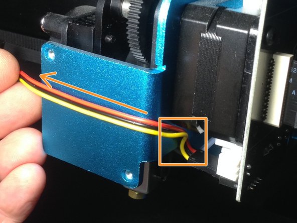 Arrangez le cable comme sur la photo, il ne doit en aucun cas toucher le bloc de chauffe de la hotend.Il passera derrière la turbine.