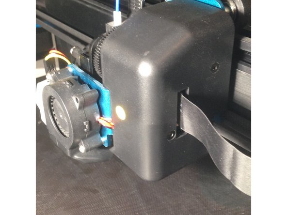 Remontez le carter.Vissez les 2 vis en faisant attention a bien passer les 2 cables ( Turbine et capteur).Reconnectez la nappe sur la broche