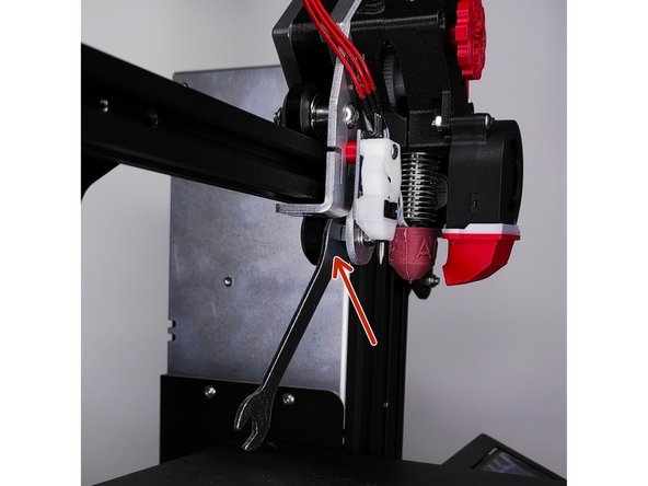 Réglez le jeu du chariot en agissant sur l'excentrique avec une clé de 10 mm. Le chariot doit bouger sans jeu.