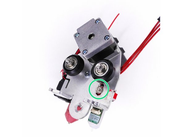 Montez ensuite le BL Touch avec les vis M3x12mm et les écrous M3