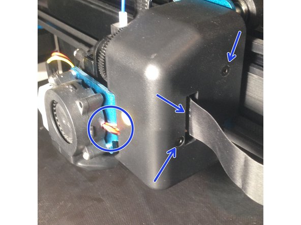 Remontez le carter.Vissez les 2 vis en faisant attention a bien passer les 2 cables ( Turbine et capteur).Reconnectez la nappe sur la broche