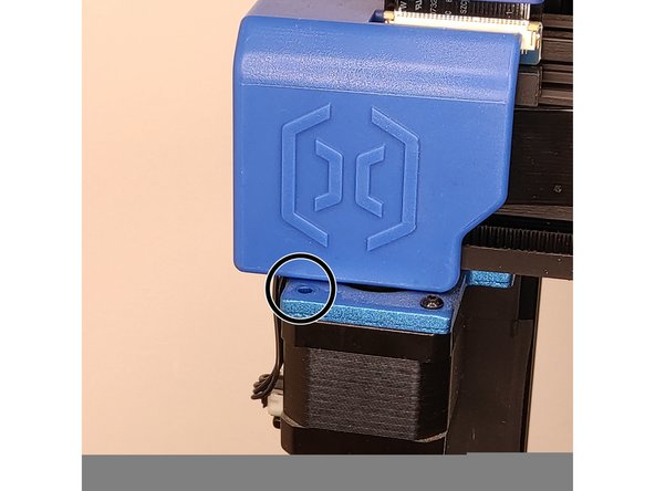 Devissez la vis de gauche sur le moteur