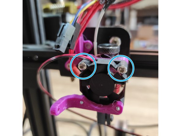 Vissez la pièce sur le support de hotend avec les 2 vis M3x20 mm