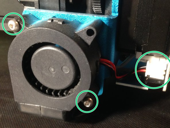 Desserez les 2 vis de la turbine et deconnectez la broche de la carte
