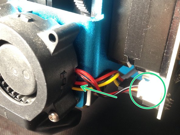 Passez le cable entre la turbine et son support.Serrez les 2 vis.Reconnecter la broche sur la carte
