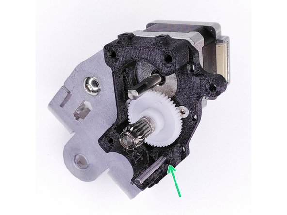 inserez l'axe de 3 mm ( 3 x 30mm) dans la pièce imprimée.