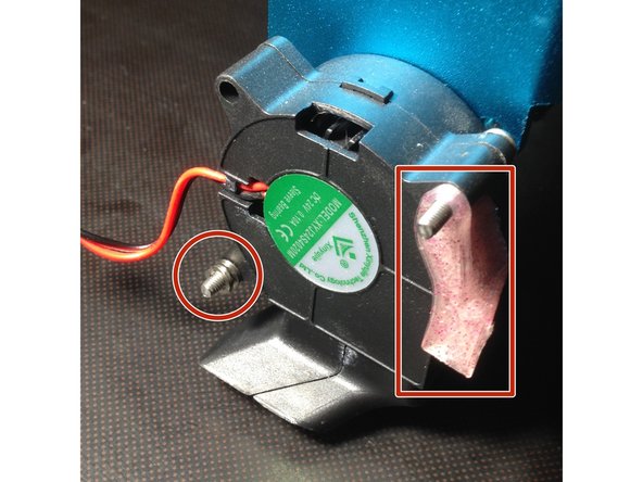 Inserez les 2 vis inox M3 x20 mm( fourni) dans la turbine. Les 2 rondelles et le support du capteur