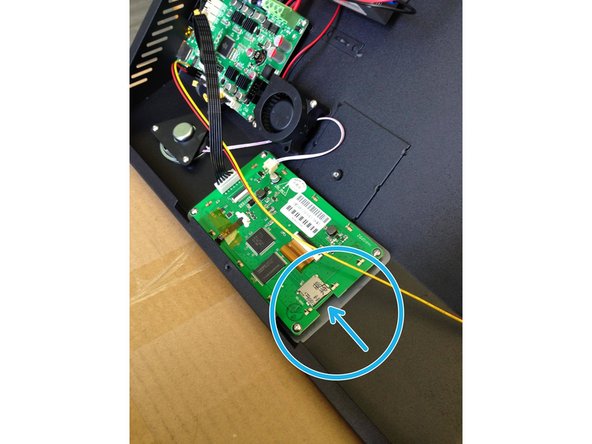 Inserez la carte SD dans  le slot de l'ecran. Allumez l'imprimante et attendez la fin du telechargement du firmware sur l'ecran.