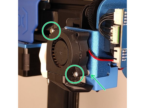 Fixez le capteur en haut a gauche avec une vis M3x20 mm Vissez l'autre vis M3x20 mm + 2 rondelles en bas a droite