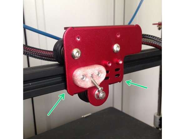 Avec la clé plate de 10 mm, régler l'excentrique, le galet doit venir en contact sur le rail.Le chariot soit rouler librement SANS JEU