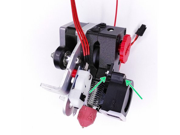 Fixez la turbine 4020s avec les vis M3x20 mm (x2) et les écrous M3 (x2)