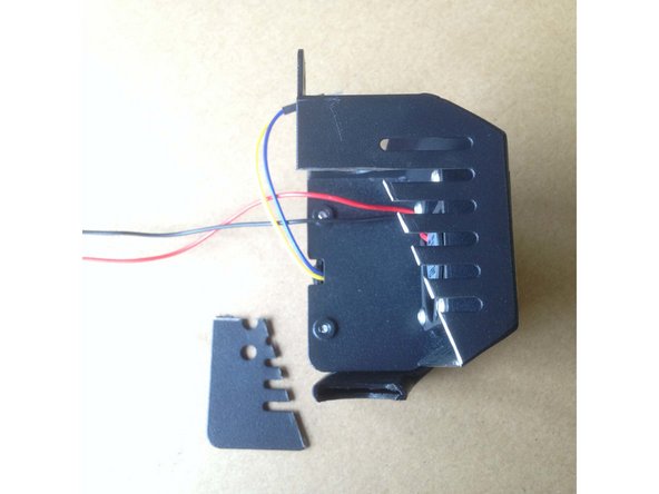 Remontage du carter de protection. Visser les 2 vis du haut.