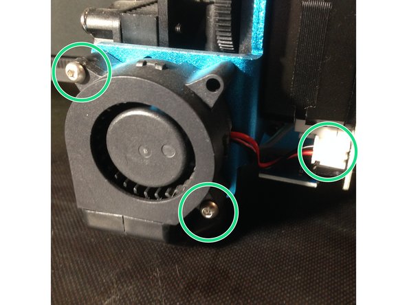 Desserez les 2 vis de la turbine et deconnectez la broche de la carte