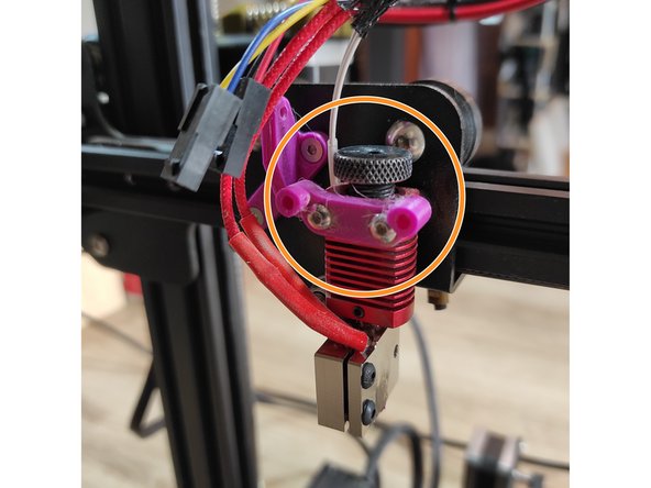 Montez la hotend sur le chariot en la fixant avec la pièce imprimée, vissez les 2 vis M3x20 mm.