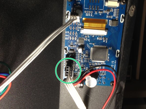 Cliquez sur la fleche en haut à gauche pour "Televerser" le firmware.  Patientez jusqu'a l'apparition du message "Téléversement terminé"  en bas à gauche.