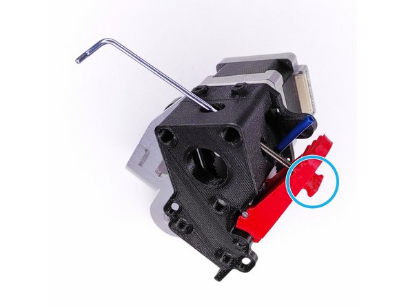 Vissez le loquet quart de tour sur la vis.