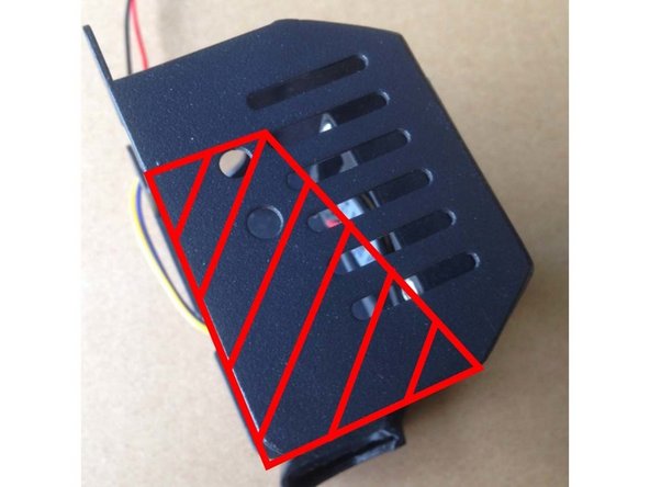 Decoupe du carter à l'aide d'un Dremel, Dremel ou pince coupante.